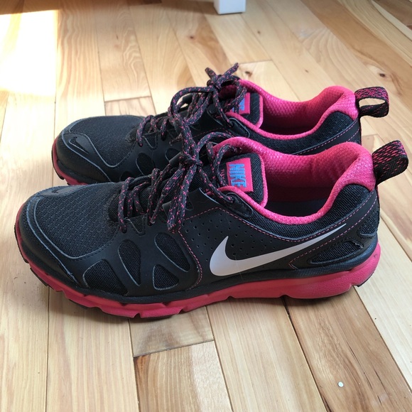 nike hot pink womens sneakers